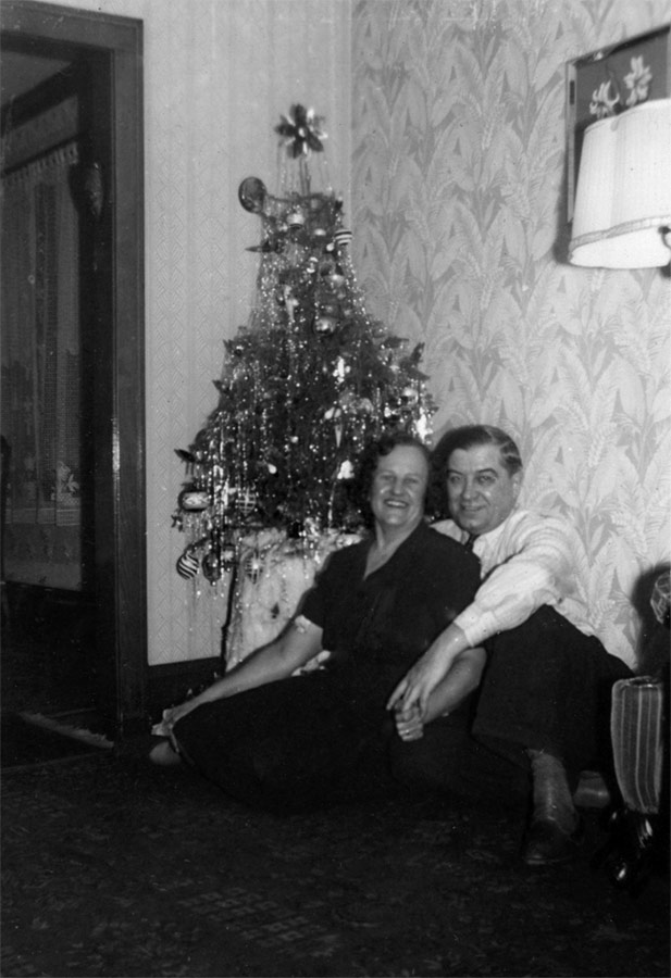 Christmas Tree Couple - frame 1